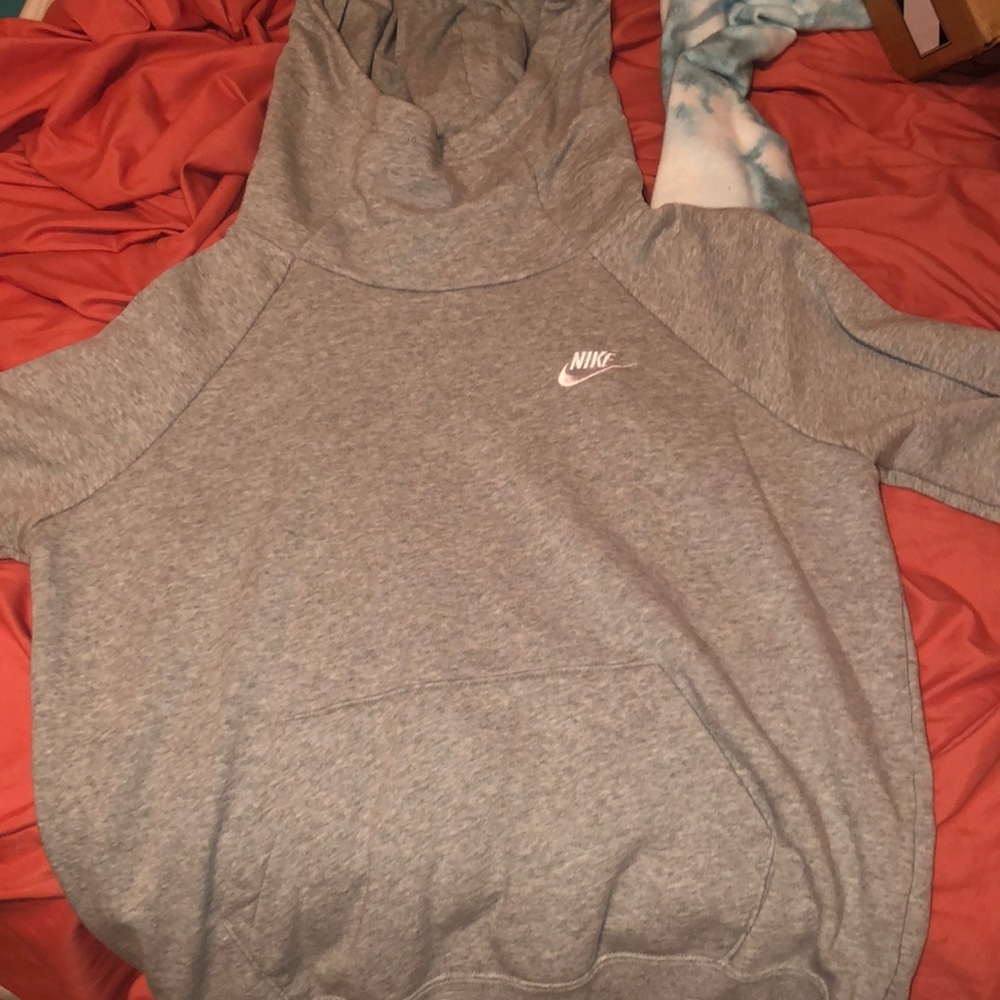 grey nike sweatshirt